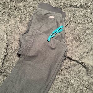 Figs Women’s Graphite Livingston Scrub Pants